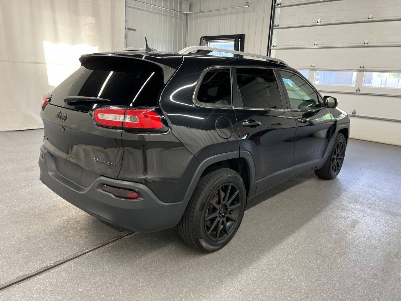 Used 2016 Jeep Cherokee Limited AWD/4WD image 4
