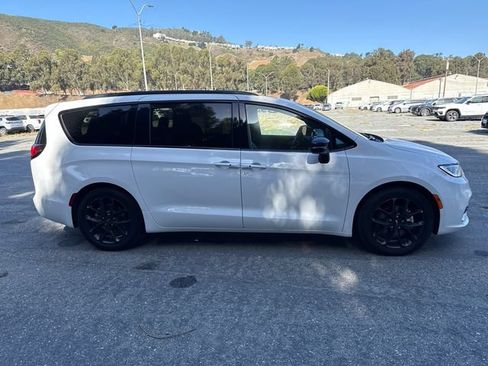 Used 2025 Chrysler Pacifica Limited FWD image 4