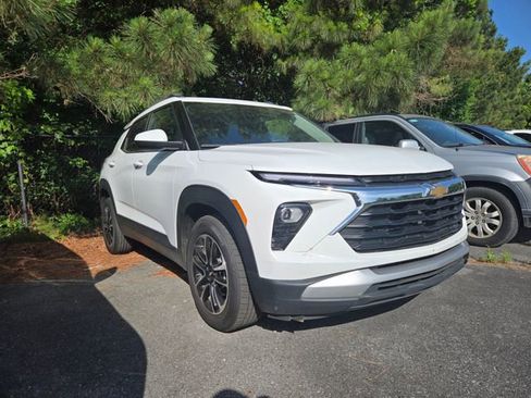 Used 2025 Chevrolet TrailBlazer LT FWD image 3