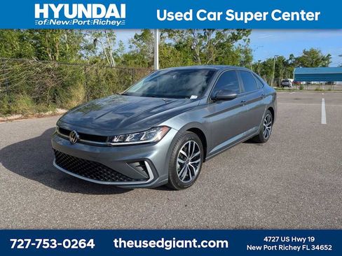 Used 2025 Volkswagen Jetta SE image 1