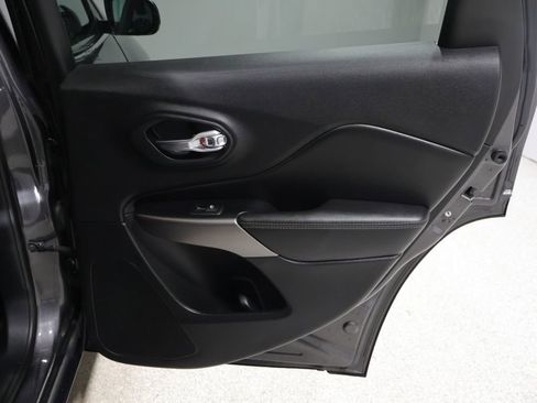 Used 2019 Jeep Cherokee Limited image 20