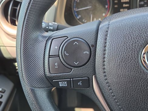 Used 2018 Toyota RAV4 LE FWD image 19