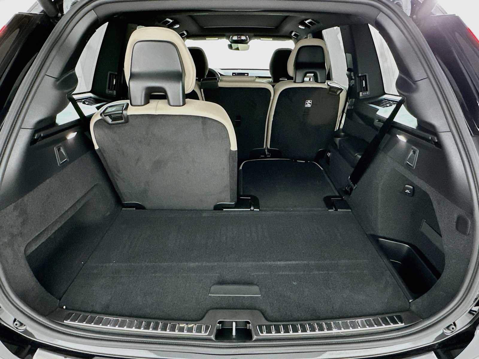 New 2026 Volvo XC90 B6 Plus w/ Protection Package Premier AWD/4WD image 24