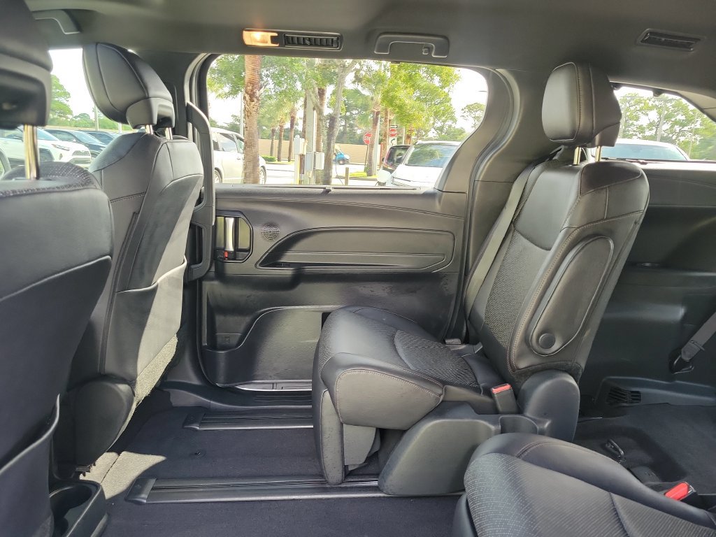 Used 2025 Toyota Sienna Limited FWD image 25