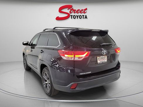 Certified 2019 Toyota Highlander LE image 2