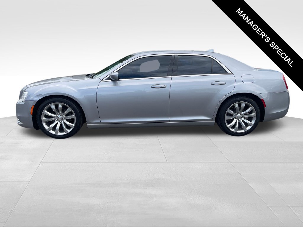 Used 2017 Chrysler 300 Limited RWD image 4