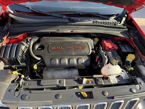 Used 2018 Jeep Renegade Latitude AWD/4WD image 35