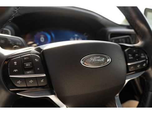 Used 2021 Ford Explorer Platinum w/ Equipment Group 601A AWD/4WD image 32