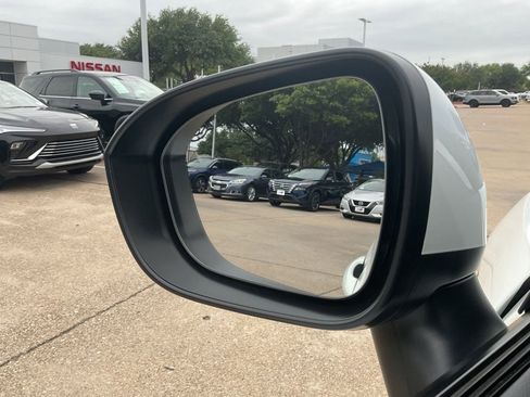 Used 2025 Nissan Rogue SV FWD image 18
