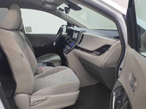 Used 2018 Toyota Sienna LE w/ Carpet Mat Package FWD image 10