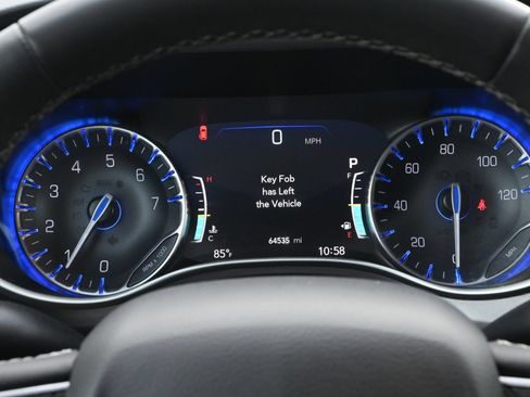Used 2023 Chrysler Pacifica Touring-L FWD image 12