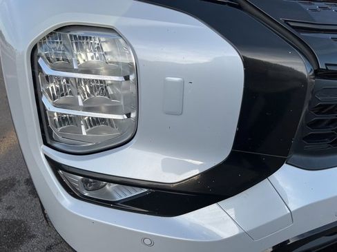 Used 2023 Mitsubishi Outlander SE Black Edition image 2