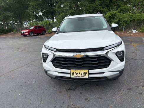 Used 2025 Chevrolet TrailBlazer LT AWD/4WD image 2