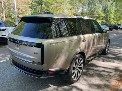 Used 2023 Land Rover Range Rover Long Wheelbase SE image 9