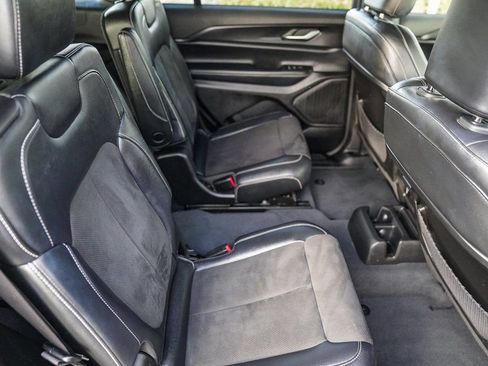 Used 2023 Jeep Grand Cherokee L Laredo image 16