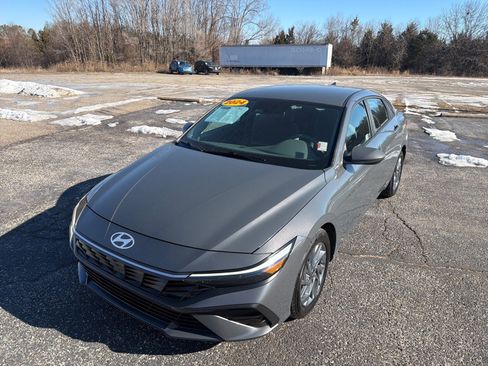 Used 2024 Hyundai Elantra SEL image 2