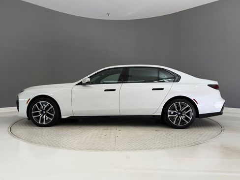 Used 2024 BMW 740i w/ M Sport Professional Package RWD image 2