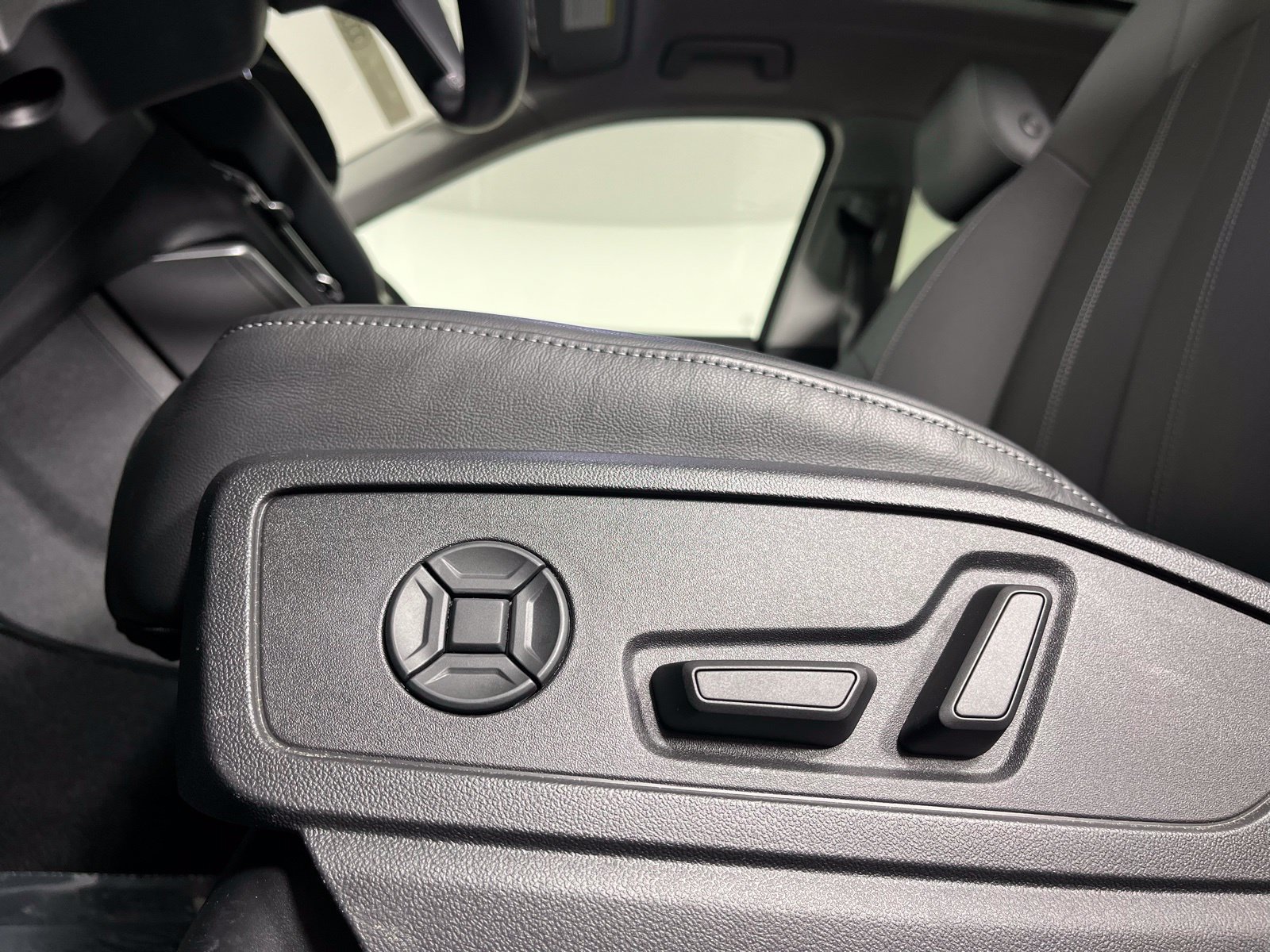 Used 2025 Audi Q5 Premium Plus w/ Premium Plus AWD/4WD image 12