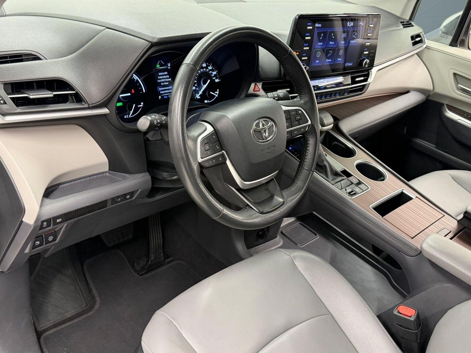 Used 2024 Toyota Sienna XLE FWD image 3