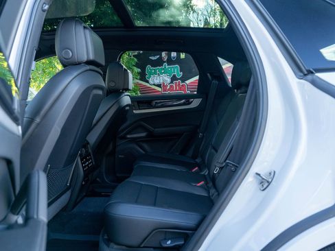 Certified 2025 Porsche Cayenne image 34