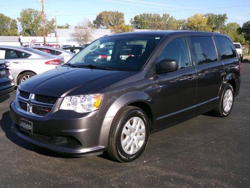 Used 2019 Dodge Grand Caravan SE w/ UConnect Hands-Free Group image 5