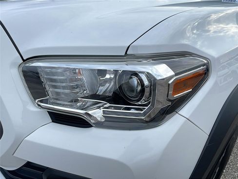 Used 2021 Toyota Tacoma TRD Off-Road image 10