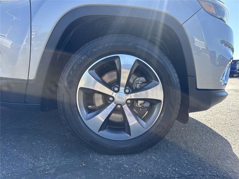 Used 2019 Jeep Cherokee Limited AWD/4WD image 9