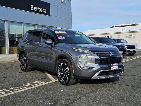 Used 2024 Mitsubishi Outlander SE image 1