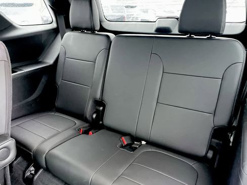 Used 2023 Chevrolet Traverse LT image 19