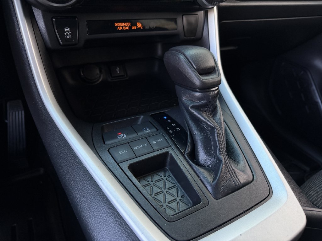 Used 2020 Toyota RAV4 LE FWD image 19