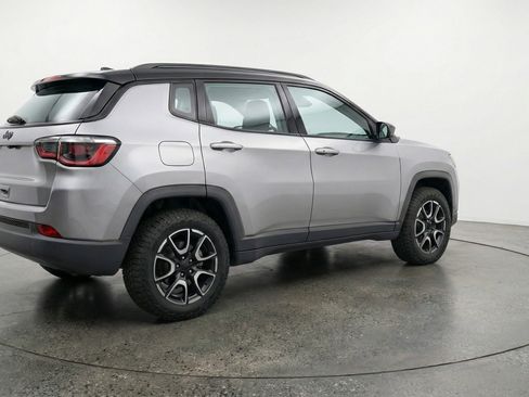 Used 2025 Jeep Compass Trailhawk image 9