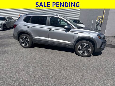 Used 2024 Volkswagen Taos SE w/ Panoramic Sunroof Package AWD/4WD image 7