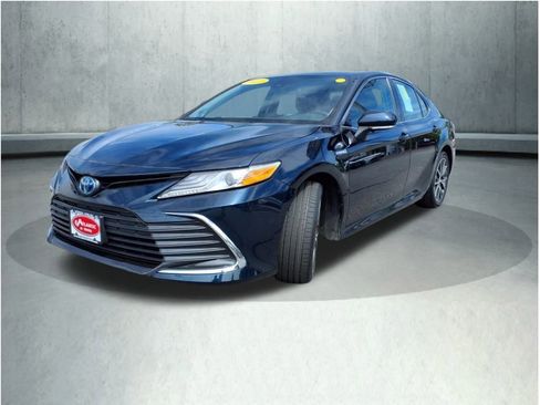 Certified 2021 Toyota Camry XLE image 3