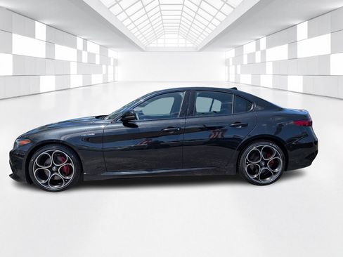 Used 2023 Alfa Romeo Giulia Veloce RWD image 4