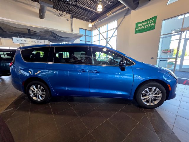 New 2027 Chrysler Pacifica Select AWD/4WD image 10