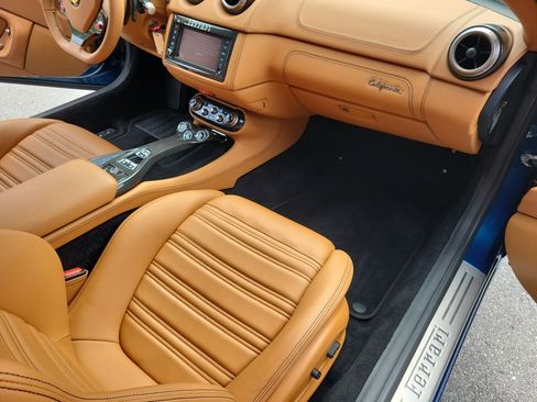 Used 2014 Ferrari California RWD image 18