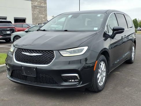 Used 2023 Chrysler Pacifica Touring-L FWD image 2