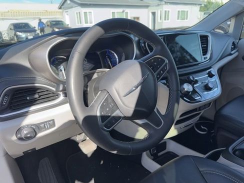 Used 2024 Chrysler Pacifica Select image 11