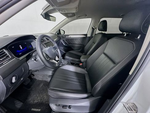 Used 2024 Volkswagen Tiguan SE image 13