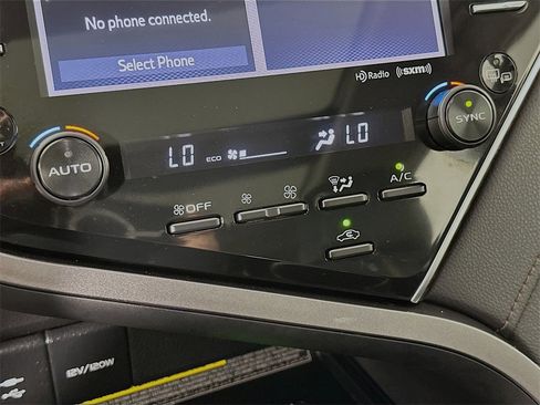 Used 2018 Toyota Camry XLE image 18