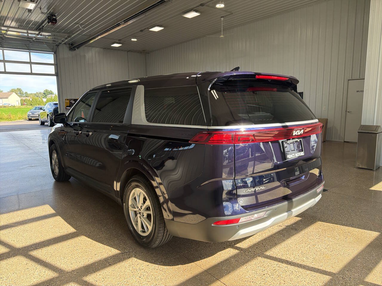 Used 2024 Kia Carnival LX FWD image 3