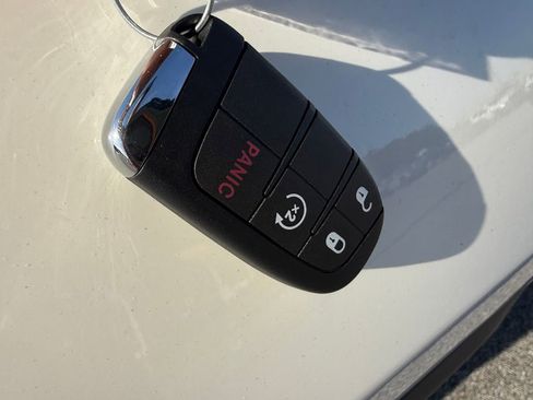 Used 2018 Jeep Compass Latitude w/ Cold Weather Group AWD/4WD image 54