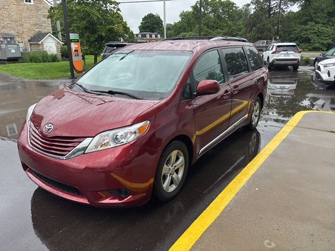 Certified 2016 Toyota Sienna LE FWD image 2