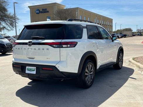 Used 2024 Nissan Pathfinder SV image 4