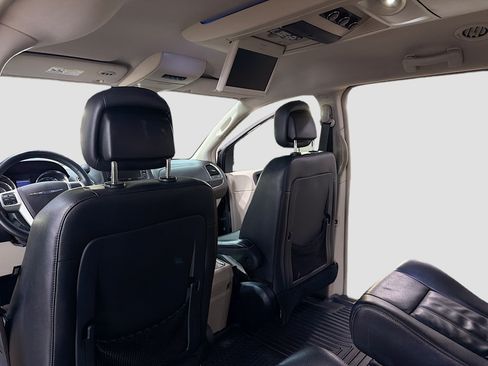 Used 2015 Chrysler Town & Country Touring w/ Driver Convenience Group FWD image 6