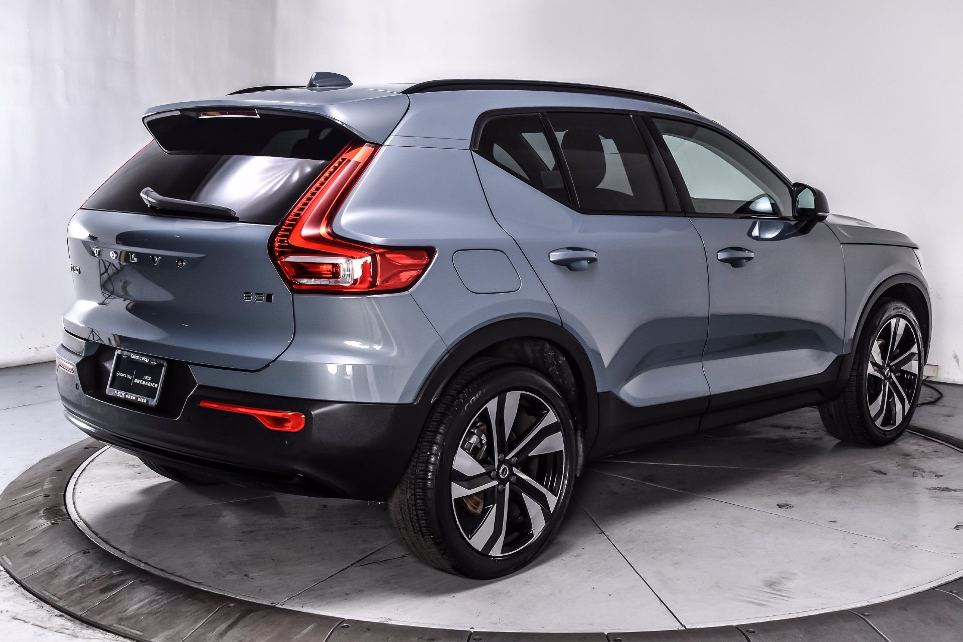 Used 2023 Volvo XC40 B5 Plus AWD/4WD image 6