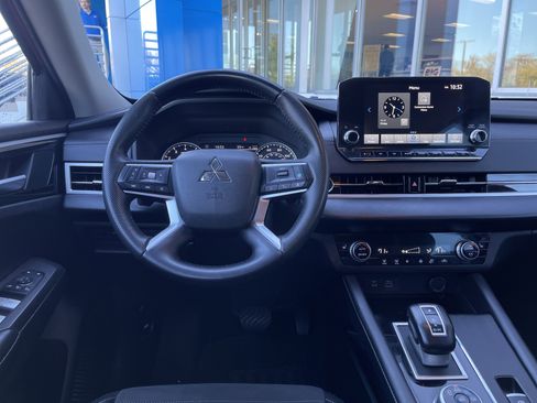 Used 2023 Mitsubishi Outlander SE Black Edition image 16