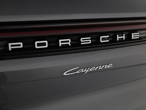 Used 2024 Porsche Cayenne AWD/4WD image 15