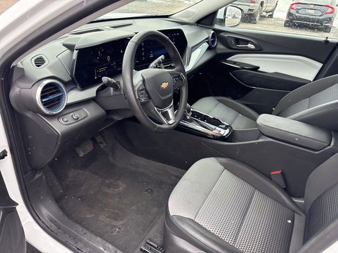 Used 2025 Chevrolet Trax LT w/ LT Convenience Package image 12