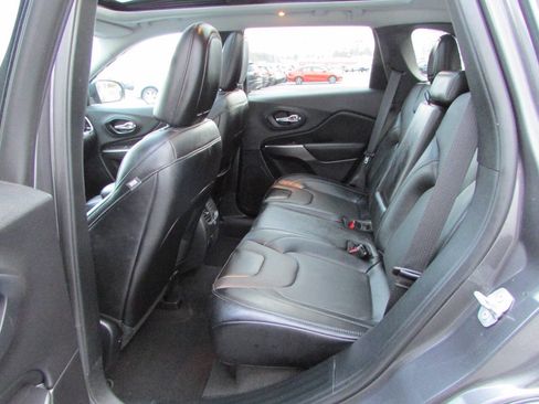 Used 2022 Jeep Cherokee Limited AWD/4WD image 5